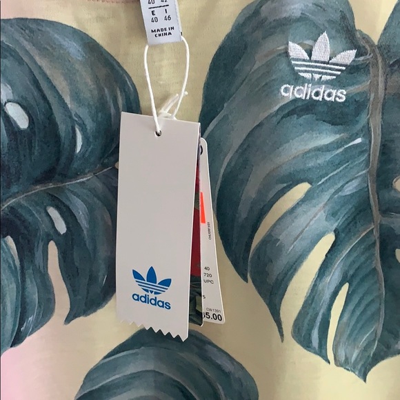 Adidas tops 🌸🌸🌺❤️❤️❣️❣️🦋🦋❤️ - Picture 4 of 4
